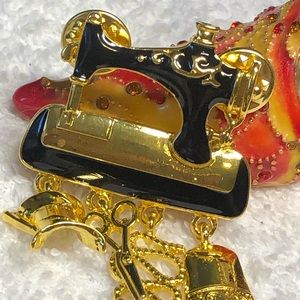 Sewing machine brooch-crafter